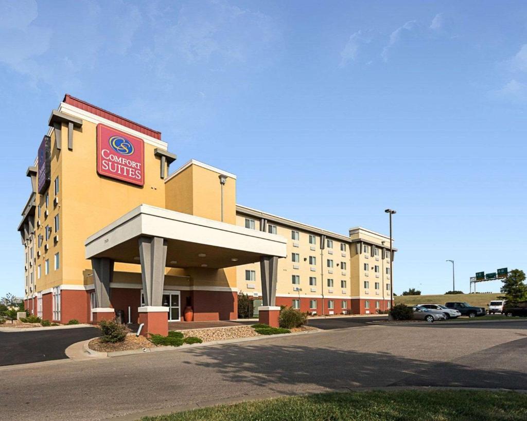 Comfort Suites Airport image