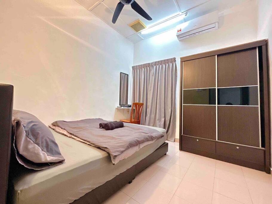 TAMAN UNIVERSITI THREE BEDROOMS 6-10Pax UTM, SKUDAI photo 1