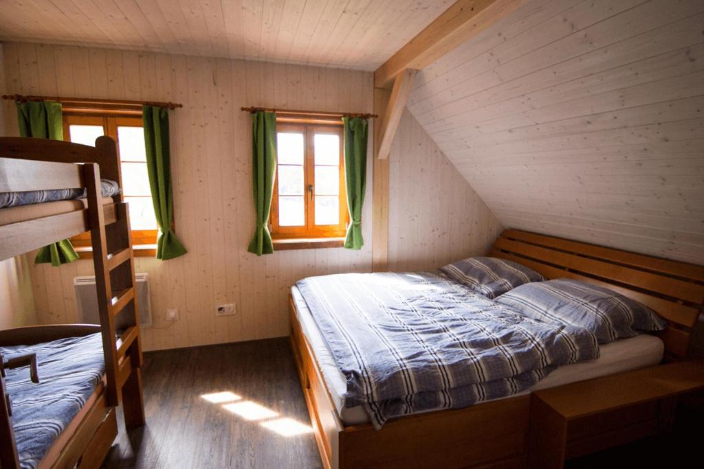 Roubenka pod lesem photo 1