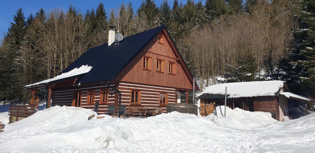 Roubenka pod lesem photo 3