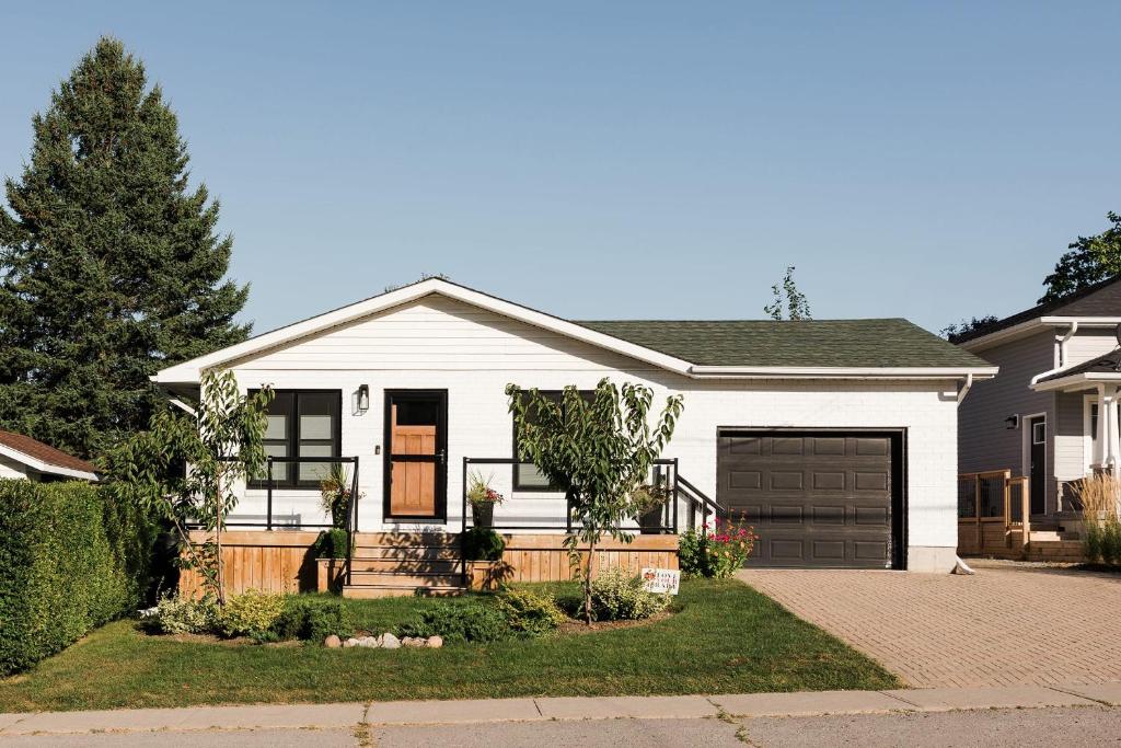 The Old Homestead - Gorgeous backyard right in The Heart of Picton