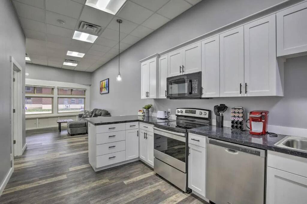 The Pad-Spacious King apartment on main level photo 4
