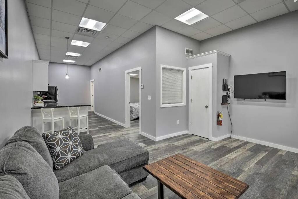 The Pad-Spacious King apartment on main level photo 2