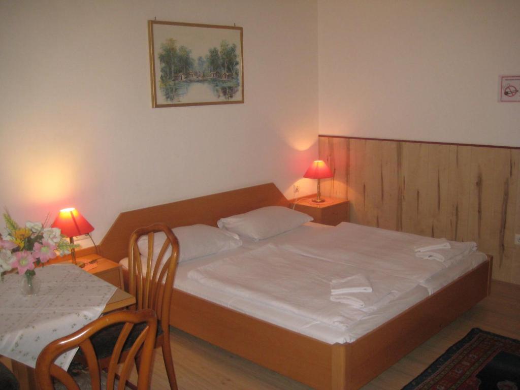 HappyHostel Room Type - Twin Room with Private Bathroom
