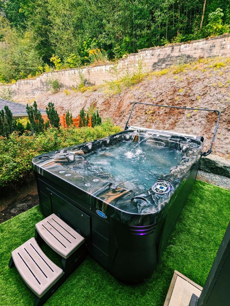 A Mountain Retreat with Views, Hot Tub & AC photo 4
