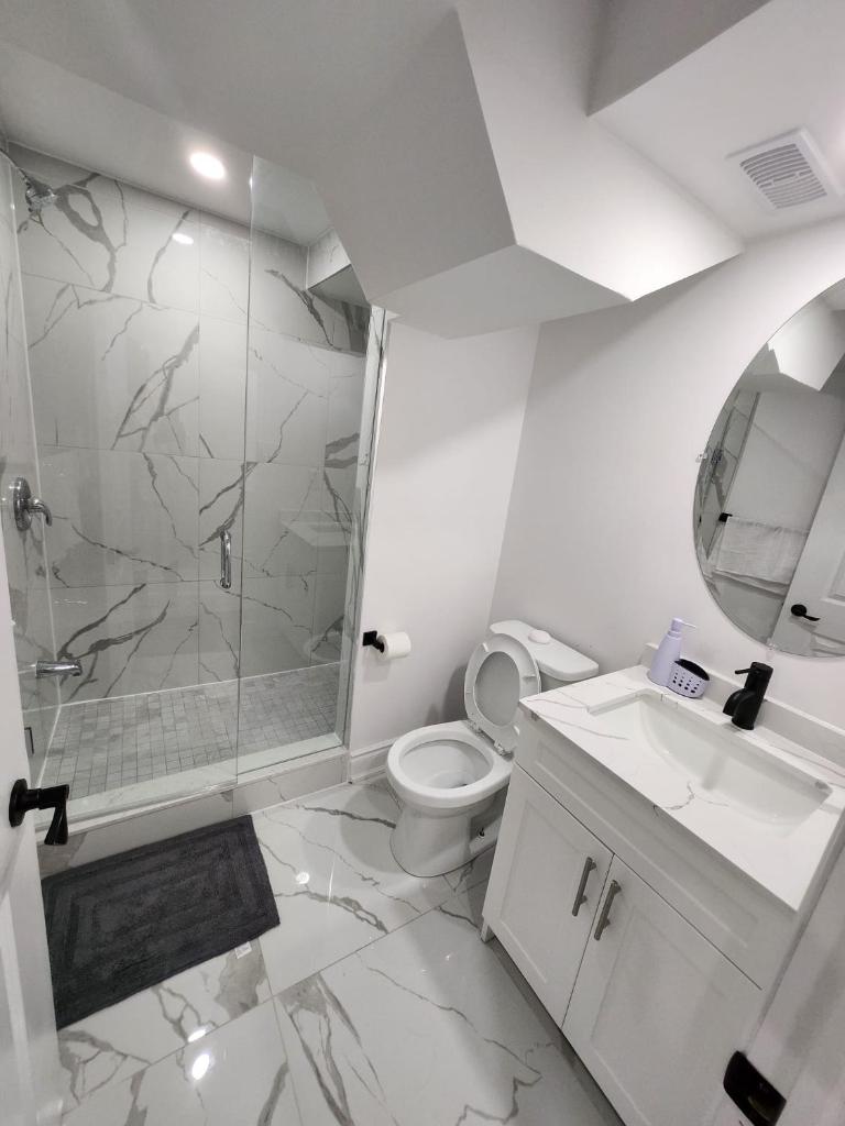 New Modern room in Innisfil photo 3