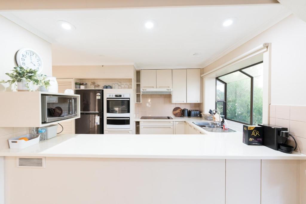 Cheerful 4-bedroom home with Park View photo 4