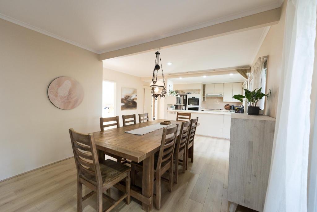 Cheerful 4-bedroom home with Park View photo 3