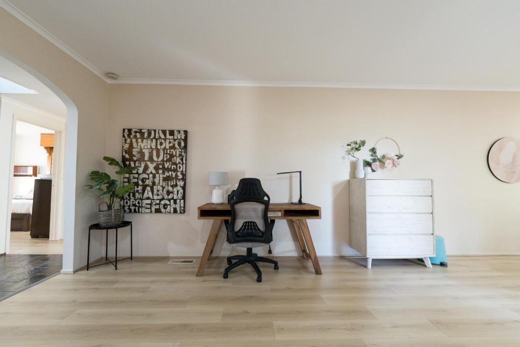 Cheerful 4-bedroom home with Park View photo 2