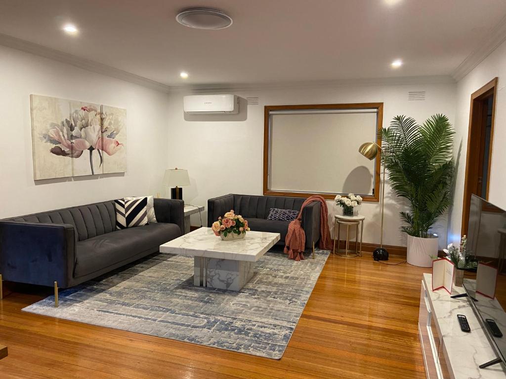 Style/Comfort/Spacious 4 bedroom house plus study photo 1