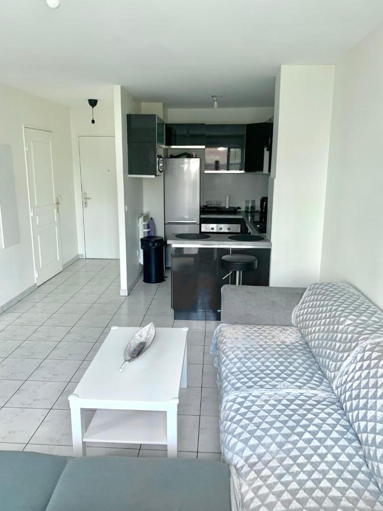 Appartement 1 chambre proche Gare RER B Vert Galant - Parking et balcon privé - Proche Aéroport Roissy CDG - Parc Des Expositions - Paris - Stade de France - Astérix - Disneyland Paris