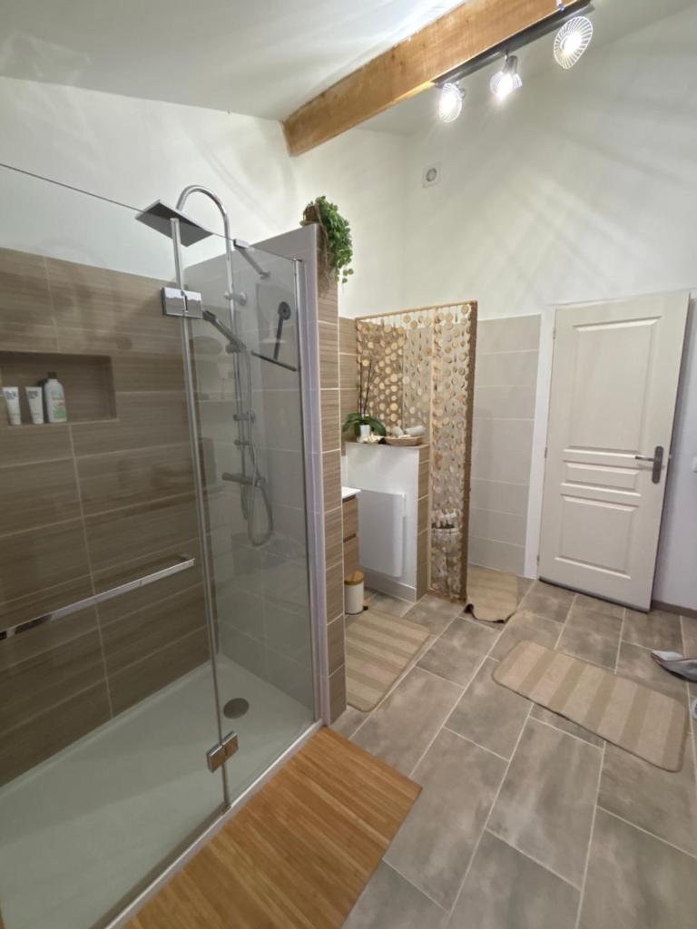 Chambre indépendante avec salle de bain photo 3