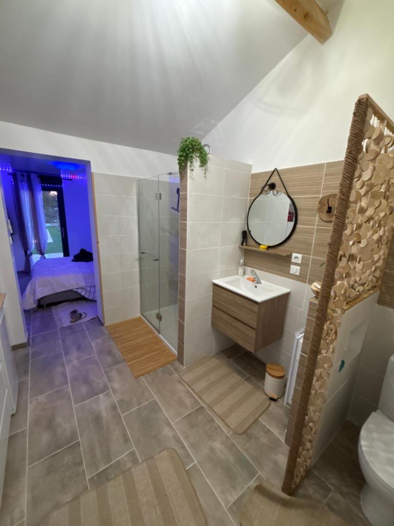 Chambre indépendante avec salle de bain photo 2