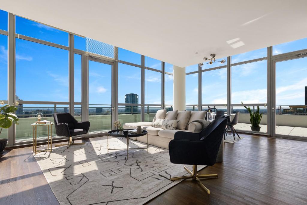 K2 Sky High Apartments with Stunning Chicago Views in West Loop image