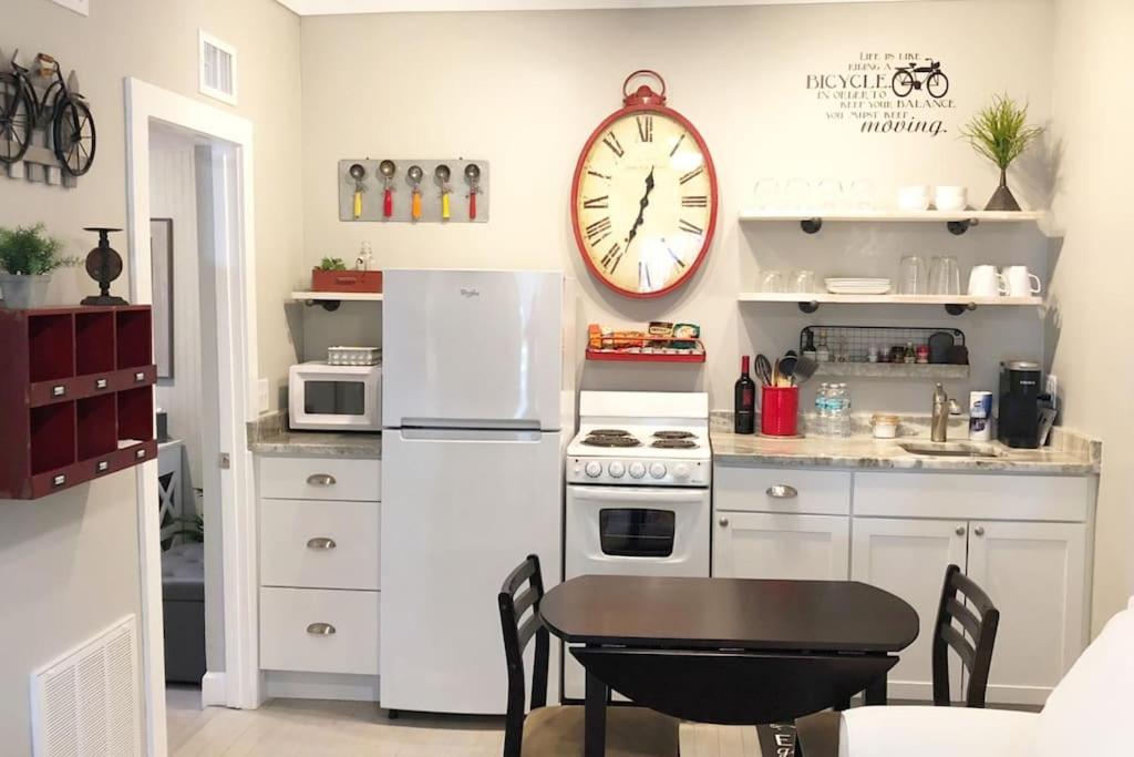 Cozy Apartment Overlooking Downtown Dunedin and Pioneer Park