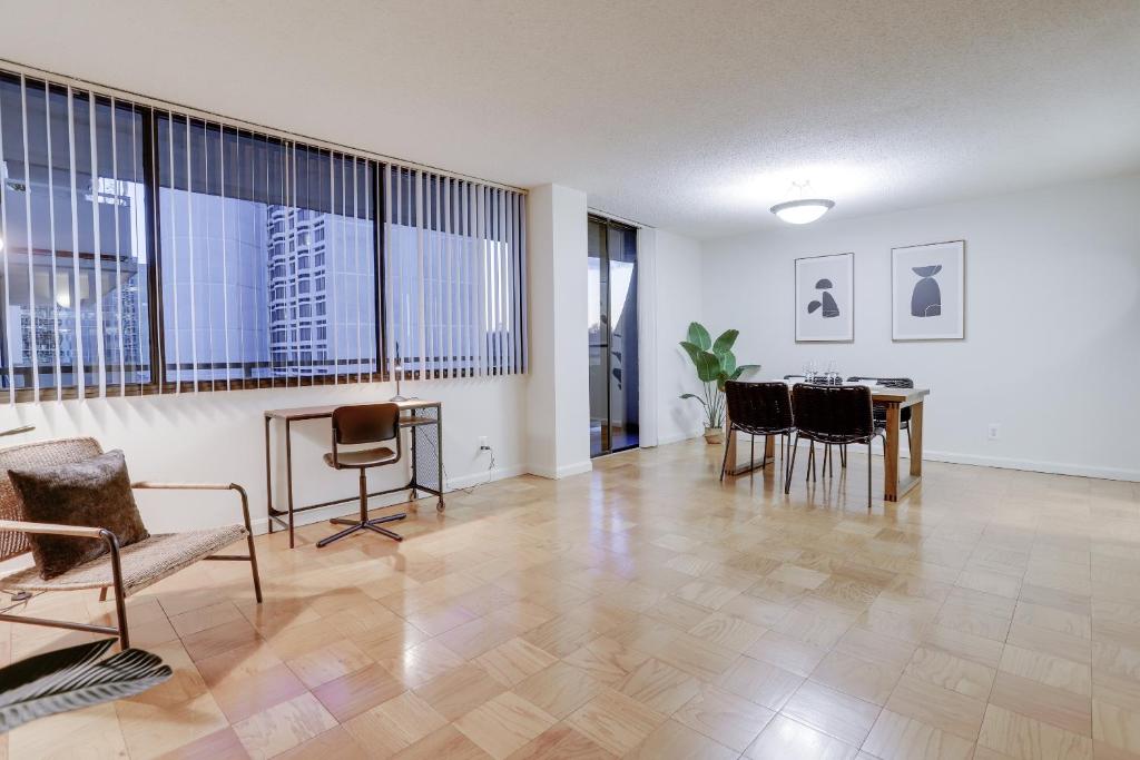 Quiet Apt with Excellent Amenities @Crystal City photo 3