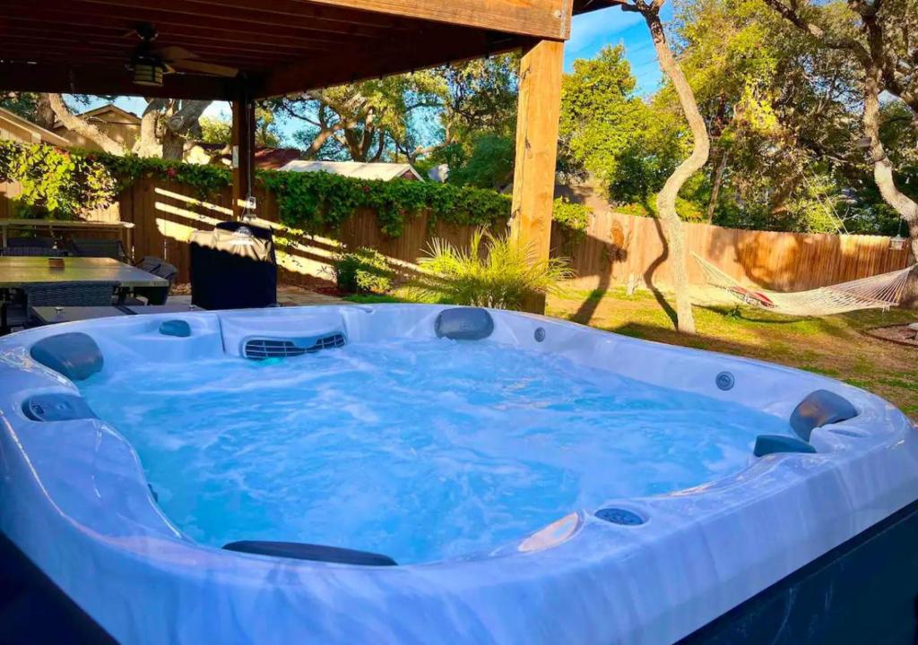 Knot Bay Haven, Dog Friendly, Hot Tub, Fenced yard, Patio and Grill, 3 BR photo 2