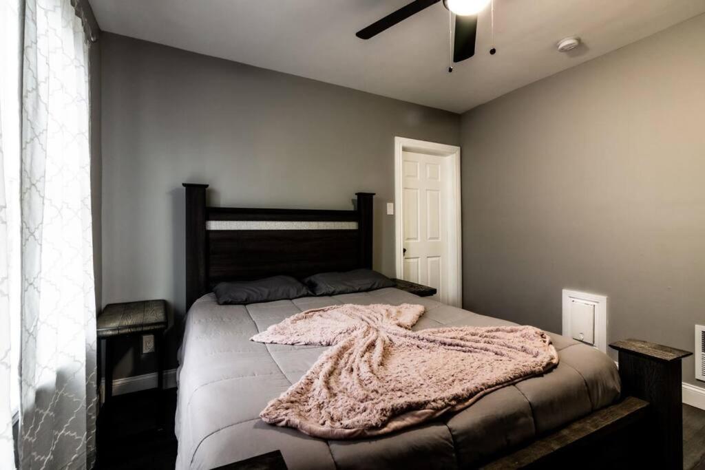 Comfortable 3BR, 1 Bath close to the falls photo 4