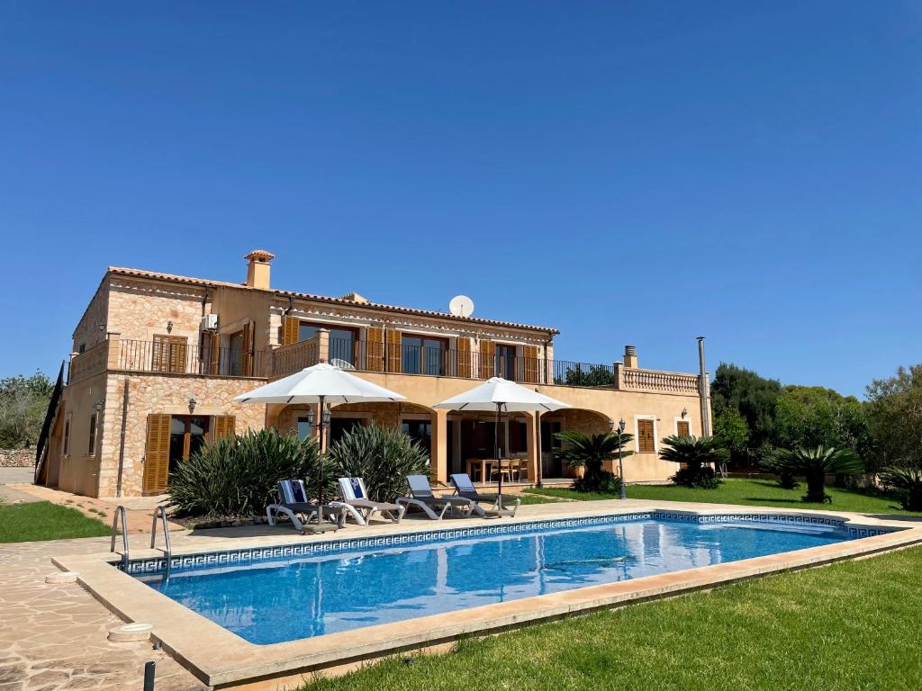 Villa with 50m2 pool close to Golf Vall dOr and Portocolom