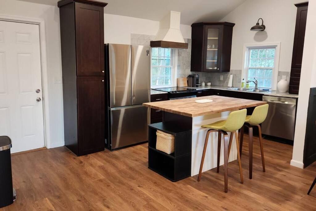 Town-Center Sanctuary:Cozy 3BD for Relocation photo 1