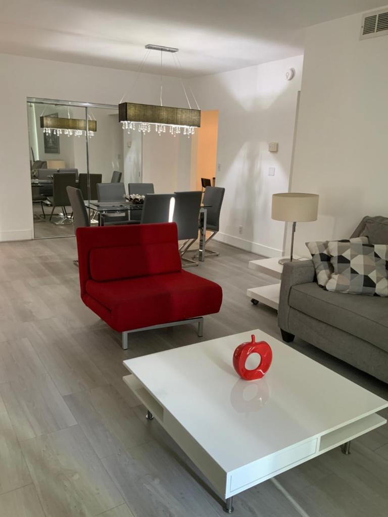 Modern Beach Apartment by Miami Te Espera - HOLLYWOOD 6T image