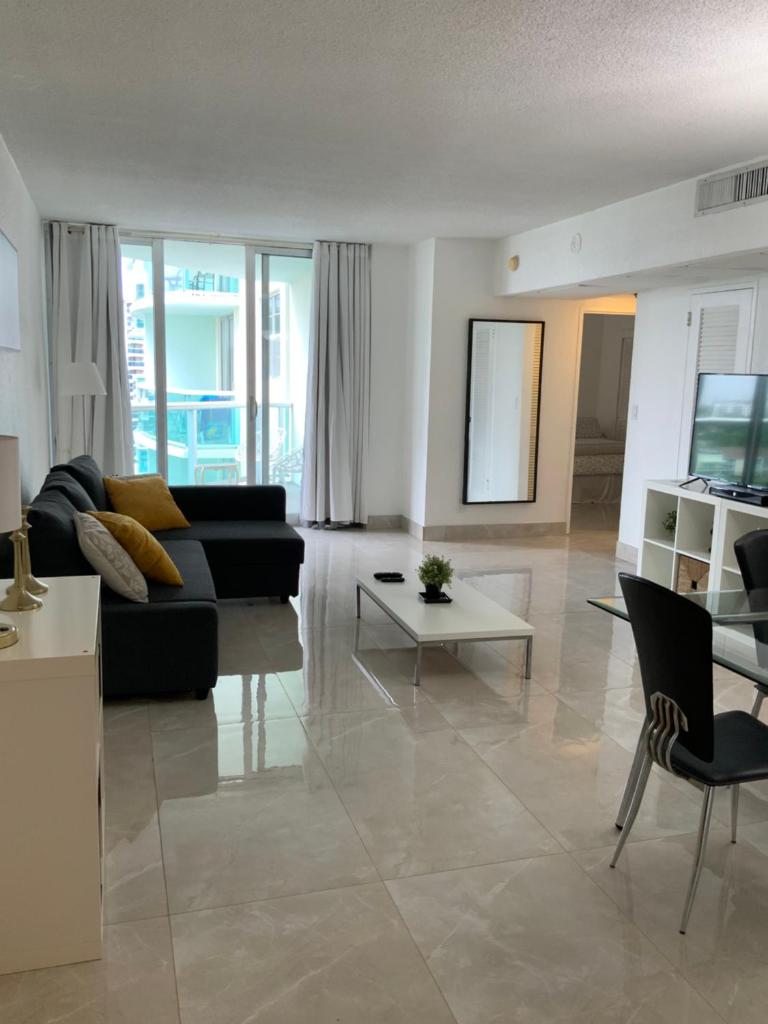 Beautiful Beach Apartment by Miami Te Espera - HOLLYWOOD 14S image