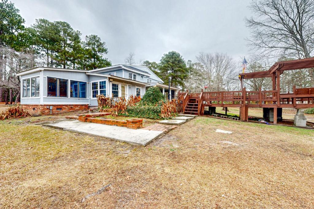 Dr. Easterling’s Rustic Lake Home photo 1