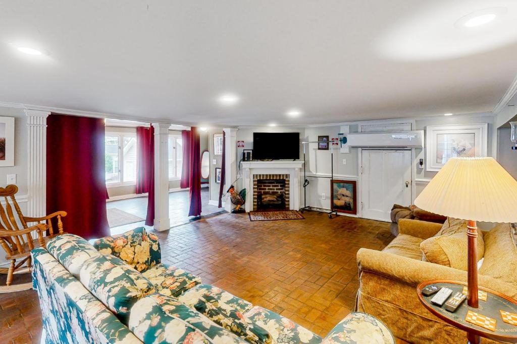 Dr. Easterling’s Rustic Lake Home photo 3