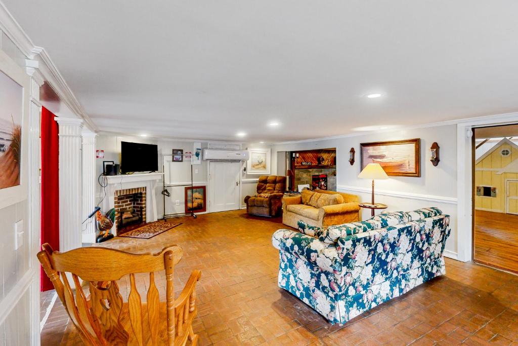 Dr. Easterling’s Rustic Lake Home photo 4