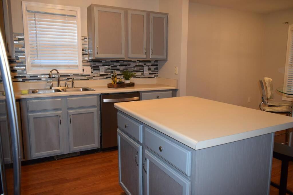 Home In Greenville 4 bedrooms, 4 beds, 2 baths photo 3