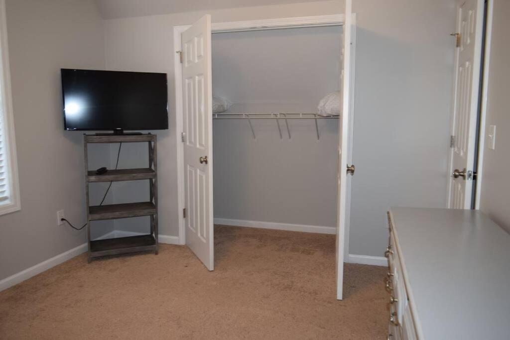 Home In Greenville 4 bedrooms, 4 beds, 2 baths photo 4