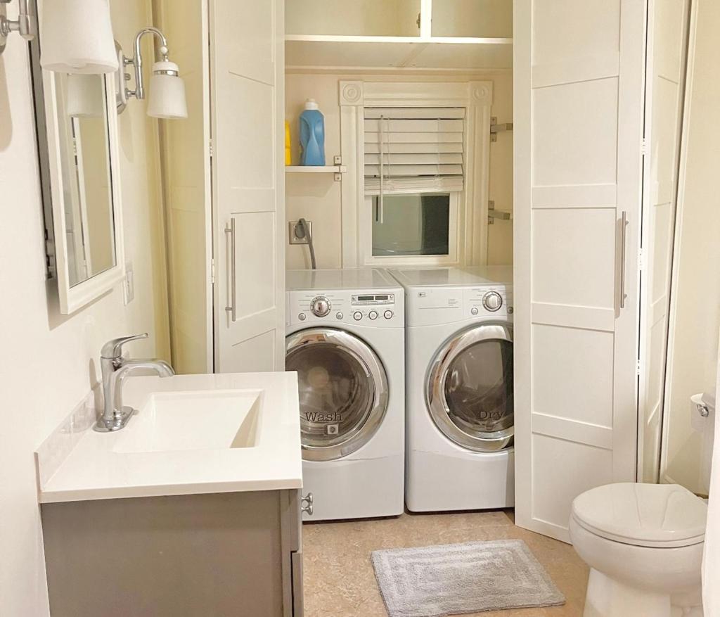 5STAR Close2BOSTON Private Stylish HOME +W/D+Wi-Fi image