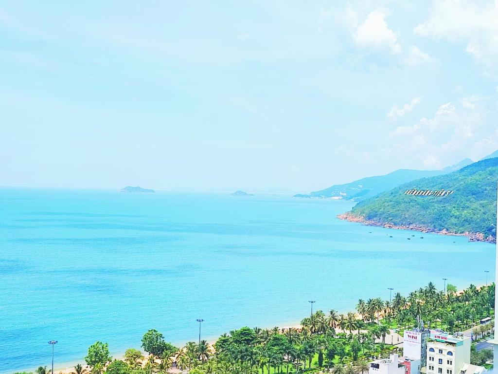 Căn hộ du lịch FLC sea tower 2 giường đôi có bồn tắm ban công view biển.Đầy đủ tiện nghi