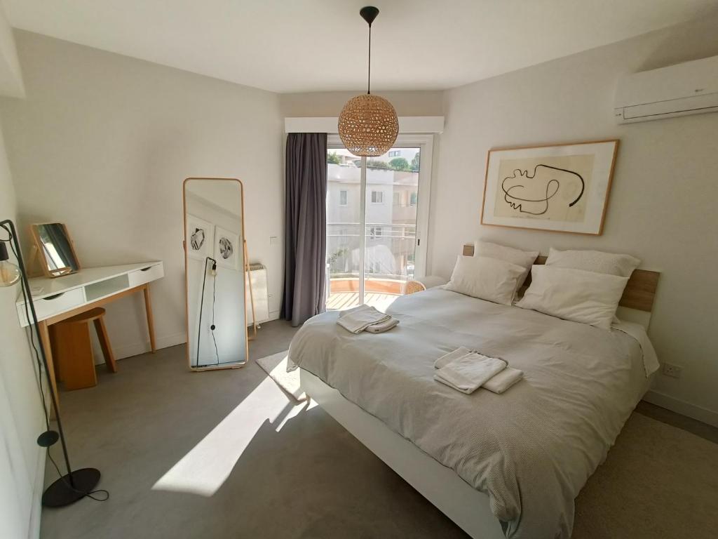 Two Bedroom Condo - Just Renovated Great Location photo 4