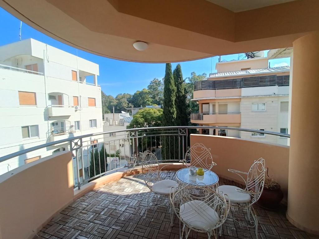 Two Bedroom Condo - Just Renovated Great Location photo 3