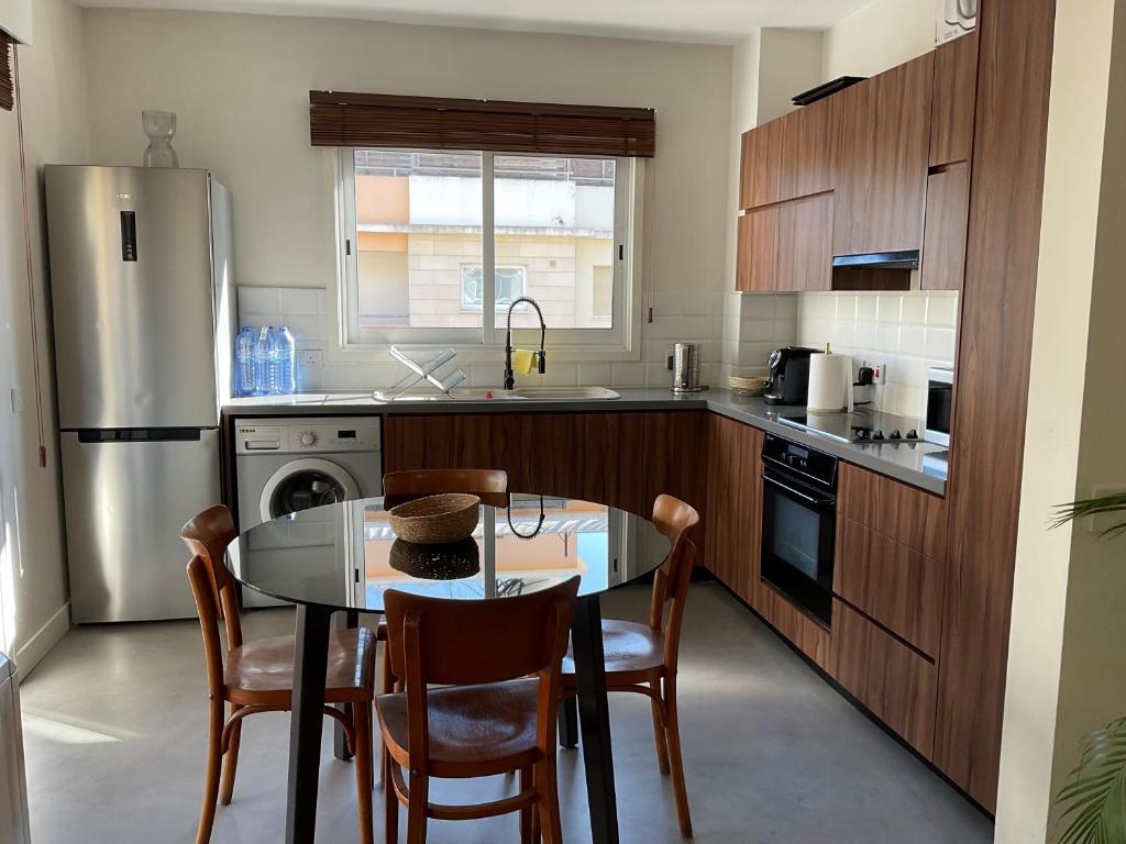 Two Bedroom Condo - Just Renovated Great Location photo 1