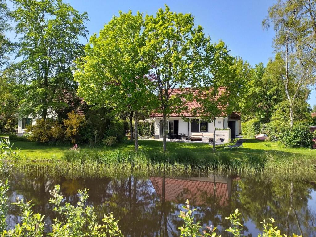 Spacious home with a garden near the Langweerder Wielen photo 2