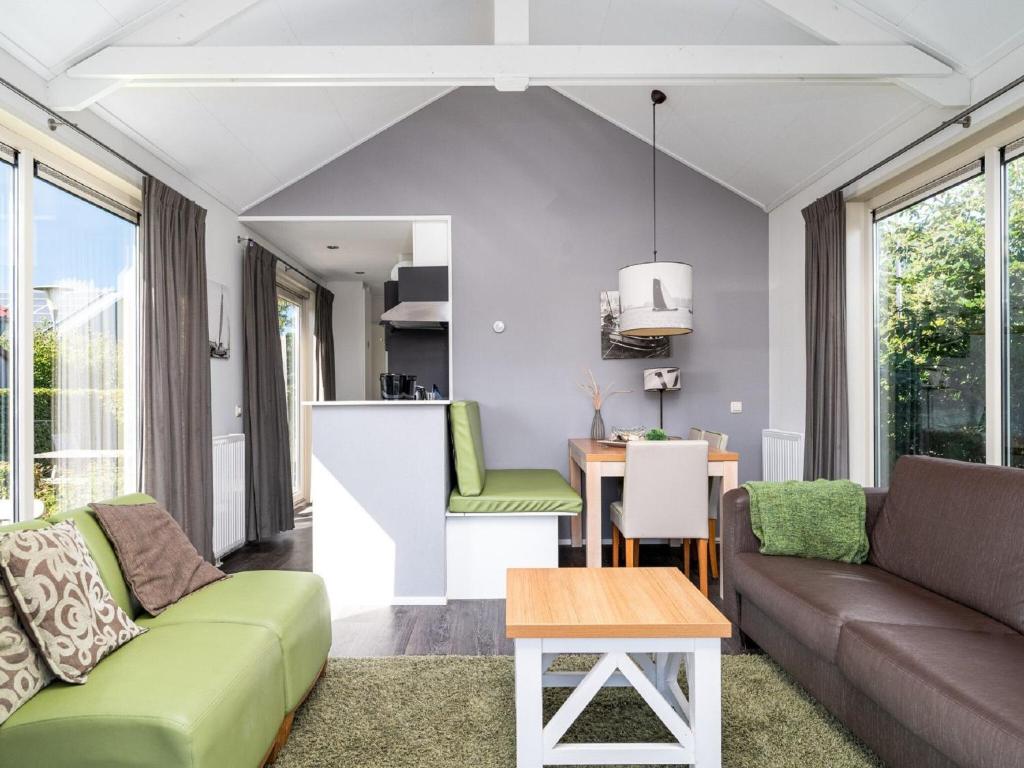 The cosy furnished chalet is located directly by the water photo 2