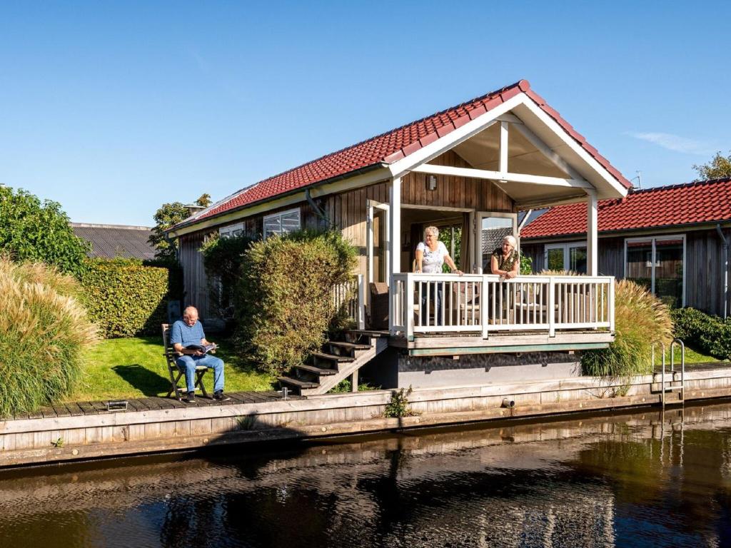 The cosy furnished chalet is located directly by the water