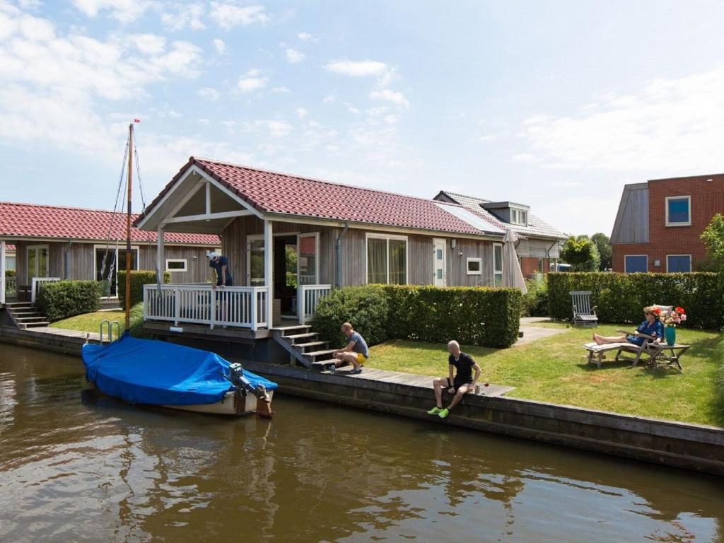The cosy furnished chalet is located directly by the water photo 1