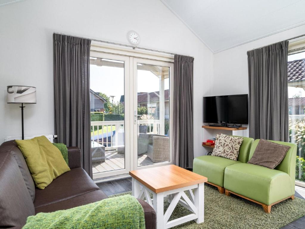 The cosy furnished chalet is located directly by the water photo 3