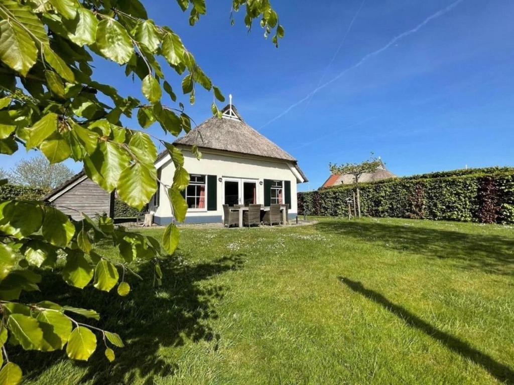 Country house with a terrace near the Langweerder Wielen