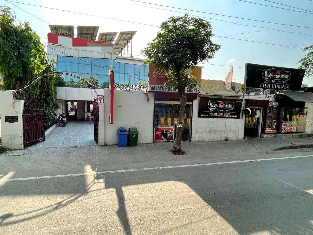 MALAYA HOUSE --Couples, Family, Corporate Favorite-- Near BMC Chowk ICONIC Mall photo 1