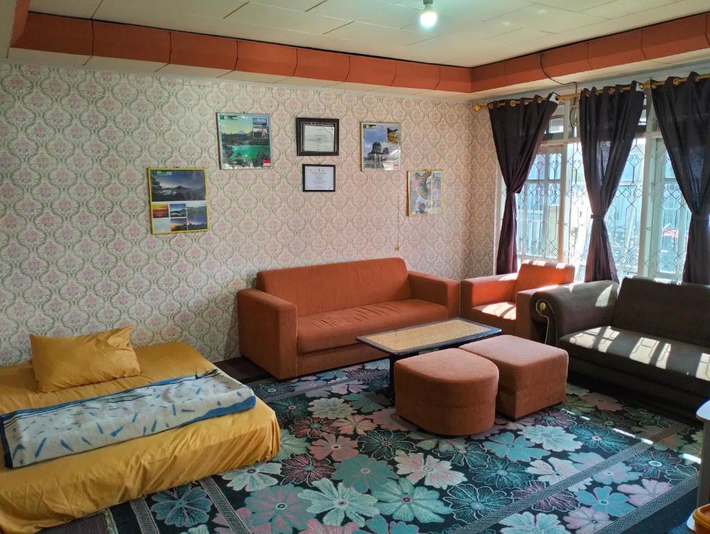 Homestay HUMAIRA DIENG villa full house 3 kamar,6 bed,dapur,ruang tamu,balkon,parkir,wifi photo 3