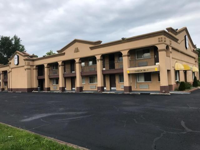 Royal Inn image