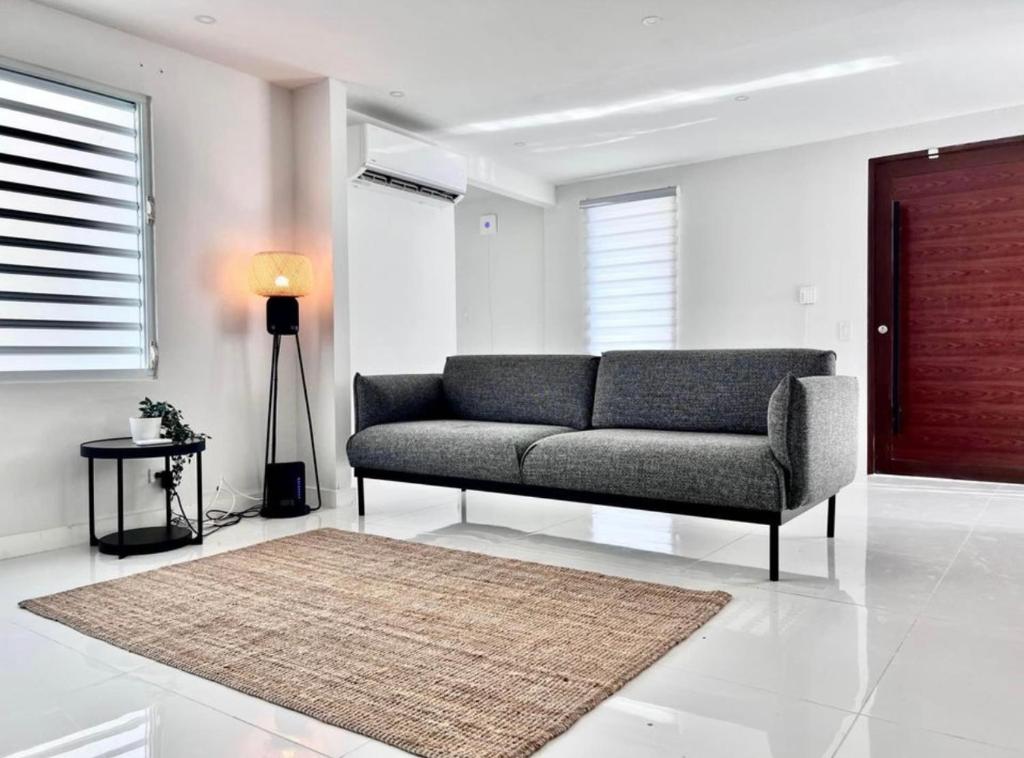 Five Minute Elegance New Spacious Home with Pool photo 1