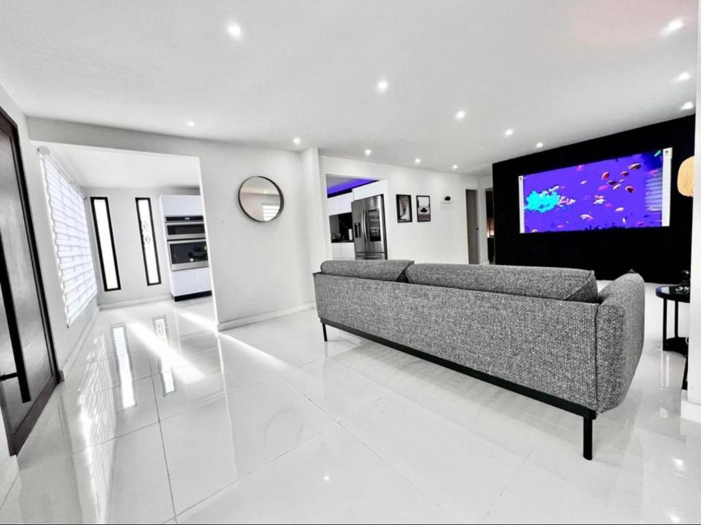 Five Minute Elegance New Spacious Home with Pool photo 2