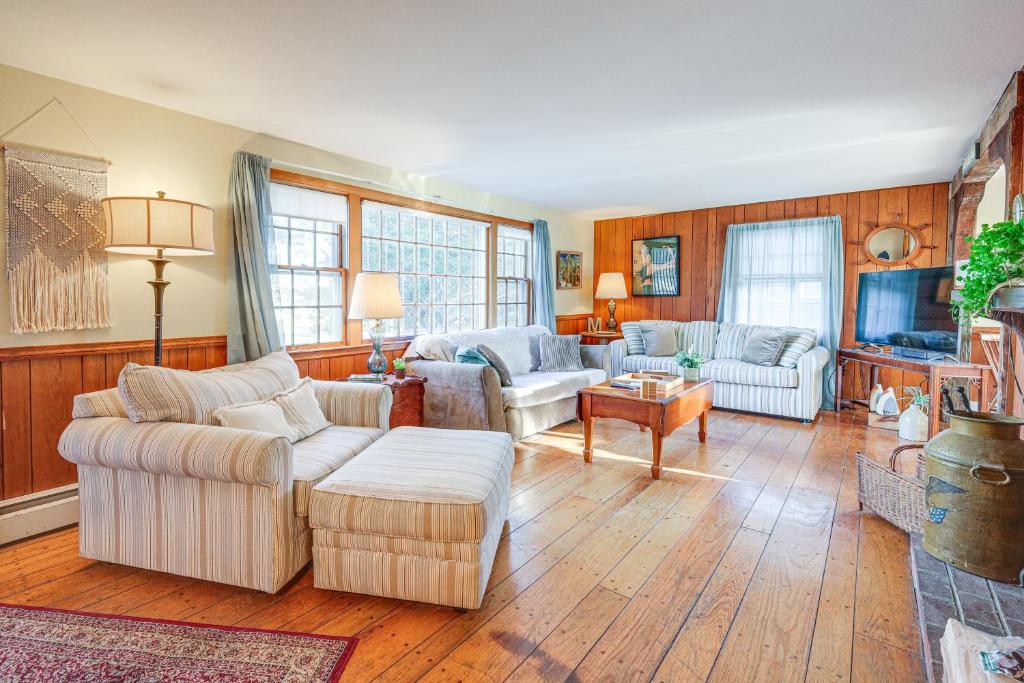 Cozy Cape Cottage with Private Dock on Bass River photo 2