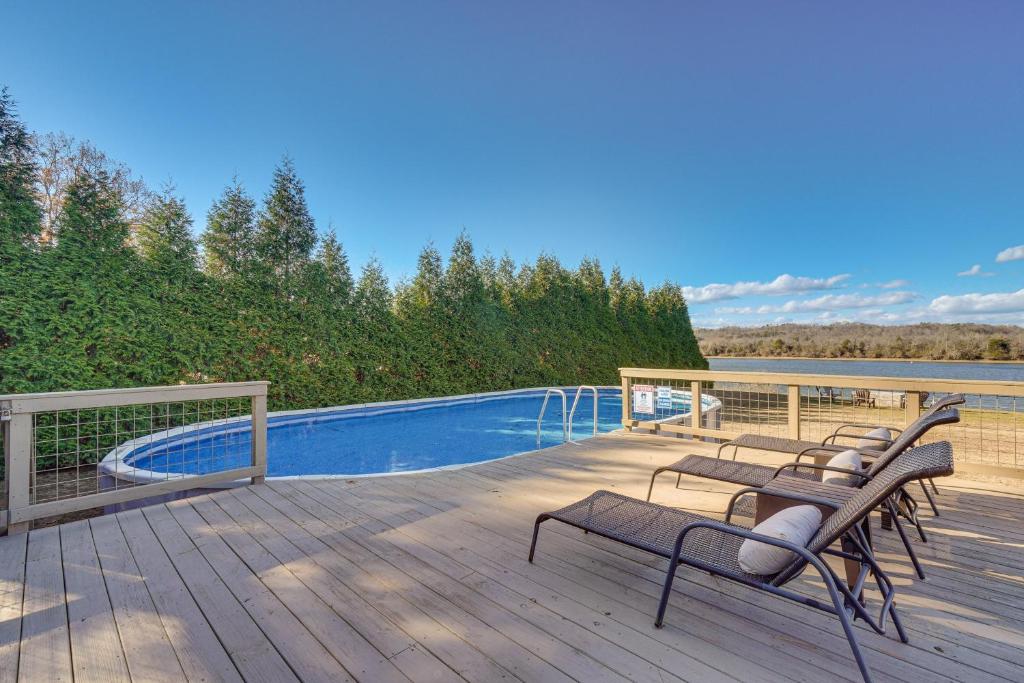 Decatur Oasis - Private Pool, Hot Tub and Deck!