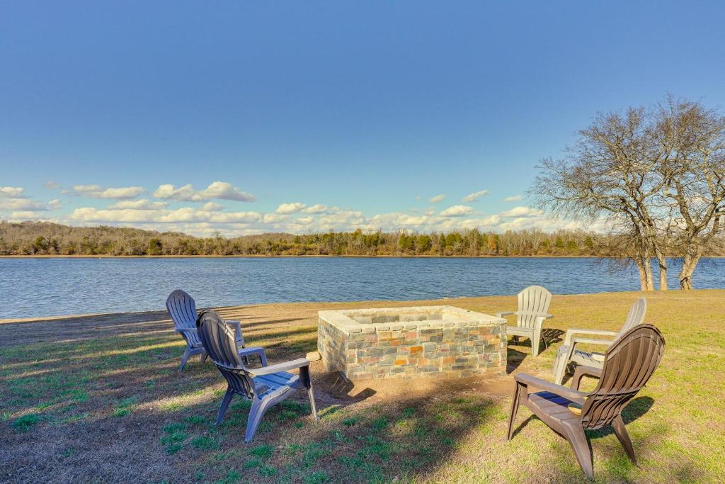 Decatur Oasis - Private Pool, Hot Tub and Deck! photo 1